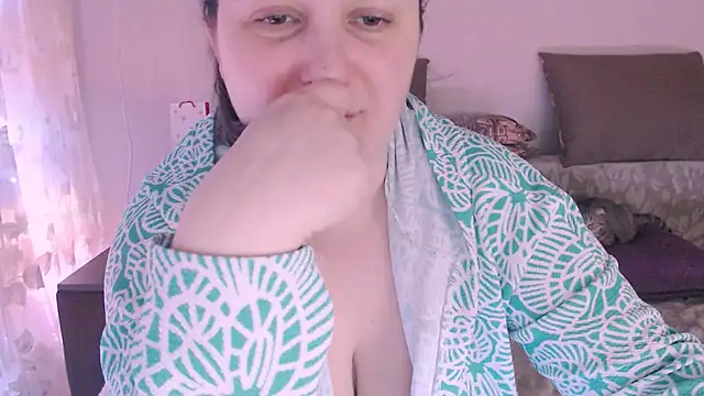 Snapshot of SoftLia chatting on January 11, 9:04 pm SoftLia online show from January 11, 9:04 pm