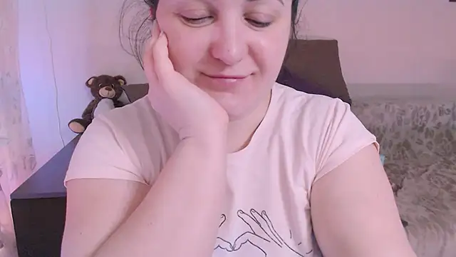 Snapshot of SoftLia chatting on February 15, 8:23 pm SoftLia online show from February 15, 8:23 pm