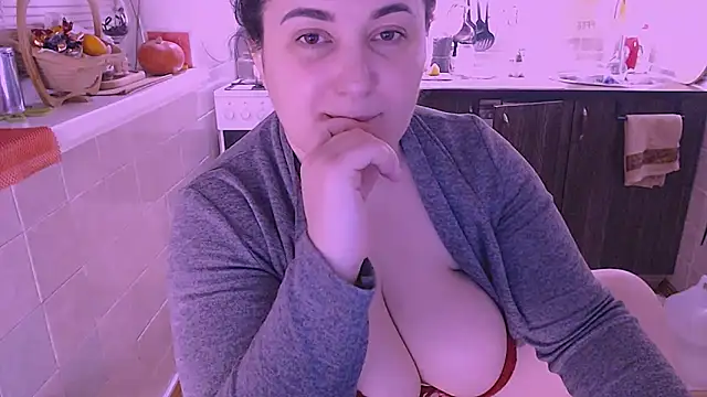 Snapshot of SoftLia chatting on December 14, 5:18 pm SoftLia online show from December 14, 5:18 pm