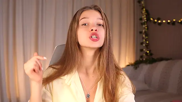 UdelaHathorne online show from October 16, 3:31 pm