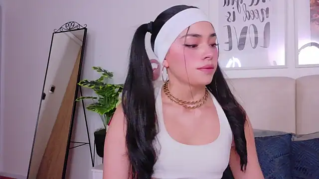 SaritaBratz online show from December 18, 10:35 pm