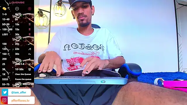Snapshot of Miguel_bigcock chatting on July 5, 9:43 pm Miguel bigcock online show from July 5, 9:43 pm
