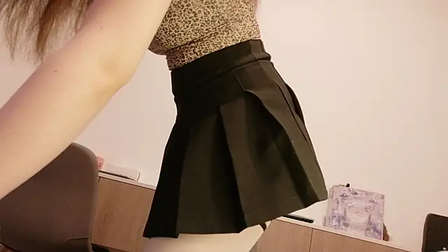 Snapshot of BeeBlossom chatting on December 14, 2:44 pm BeeBlossom online show from December 14, 2:44 pm