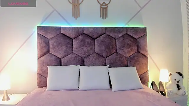 aurora collinss  online show from November 14, 1:15 pm