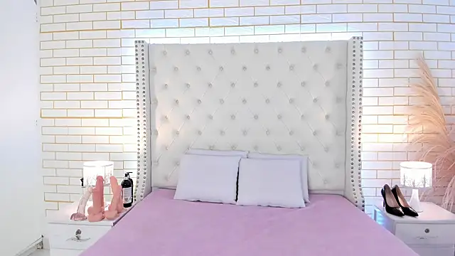 aurora collinss  online show from February 23, 1:01 pm