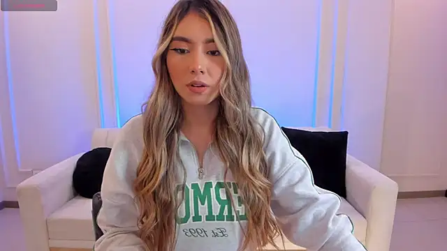 Snapshot of MaddisonCollins chatting on May 22, 11:41 am MaddisonCollins online show from May 22, 11:41 am