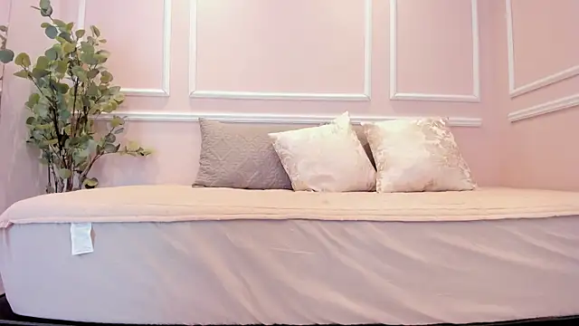 Lucy Canel online show from December 1, 7:04 pm