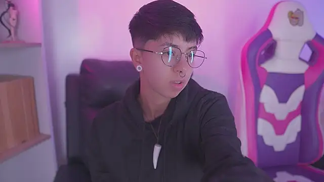Snapshot of tommy_blue chatting on October 10, 8:31 pm tommy blue online show from October 10, 8:31 pm