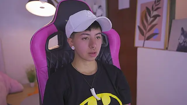 Snapshot of tommy_blue chatting on November 4, 12:20 pm tommy blue online show from November 4, 12:20 pm