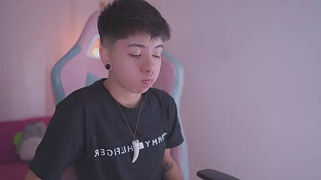 Snapshot of tommy_blue chatting on November 25, 12:49 pm tommy blue online show from November 25, 12:49 pm