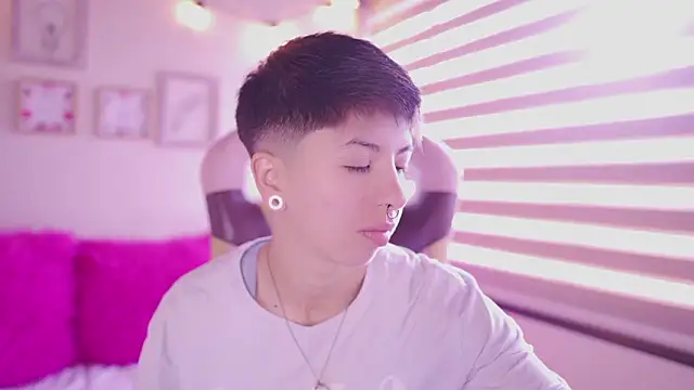 Snapshot of tommy_blue chatting on February 20, 12:29 pm tommy blue online show from February 20, 12:29 pm