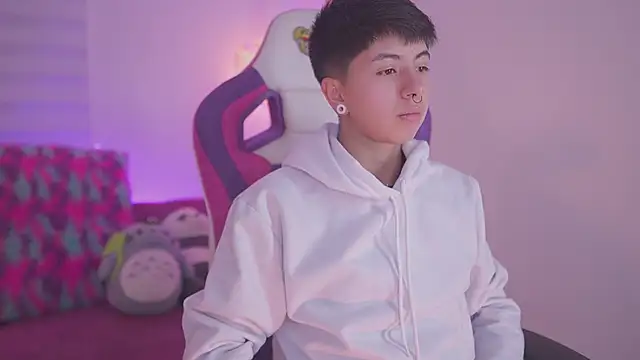 Snapshot of tommy_blue chatting on November 10, 12:43 pm tommy blue online show from November 10, 12:43 pm