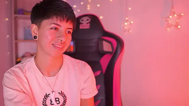 Snapshot of tommy_blue chatting on February 28, 3:06 am tommy blue online show from February 28, 3:06 am