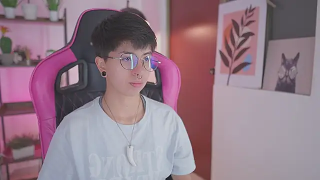 Snapshot of tommy_blue chatting on January 14, 11:52 pm tommy blue online show from January 14, 11:52 pm