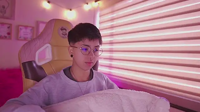 tommy blue online show from April 13, 12:31 pm