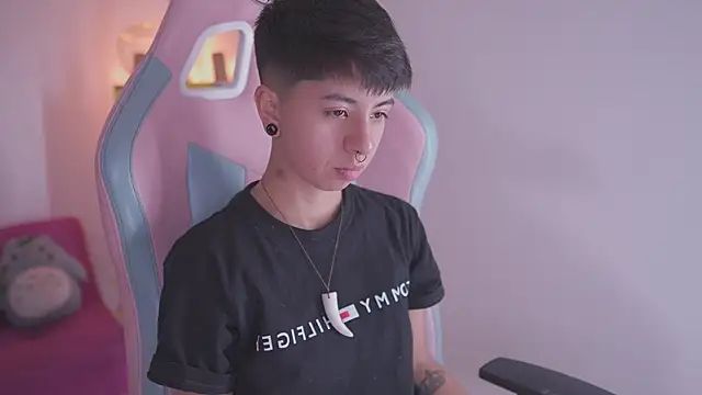 Snapshot of tommy_blue chatting on November 27, 6:52 pm tommy blue online show from November 27, 6:52 pm