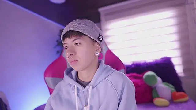 Snapshot of tommy_blue chatting on February 21, 2:08 pm tommy blue online show from February 21, 2:08 pm