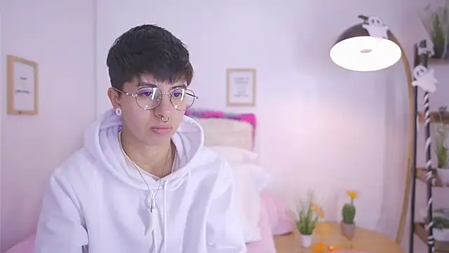 Snapshot of tommy_blue chatting on October 29, 1:43 pm tommy blue online show from October 29, 1:43 pm