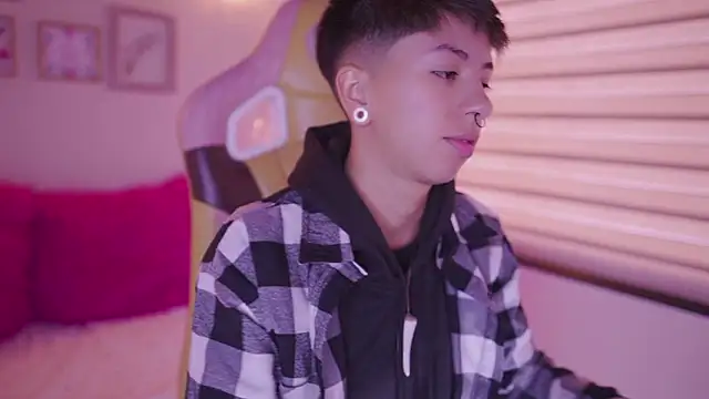 Snapshot of tommy_blue chatting on February 19, 2:58 pm tommy blue online show from February 19, 2:58 pm