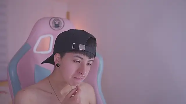 Snapshot of tommy_blue chatting on November 24, 12:27 pm tommy blue online show from November 24, 12:27 pm