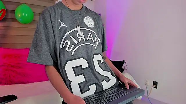 Snapshot of tommy_blue chatting on March 20, 8:08 pm tommy blue online show from March 20, 8:08 pm
