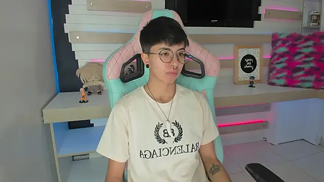 Snapshot of tommy_blue chatting on December 4, 7:13 pm tommy blue online show from December 4, 7:13 pm