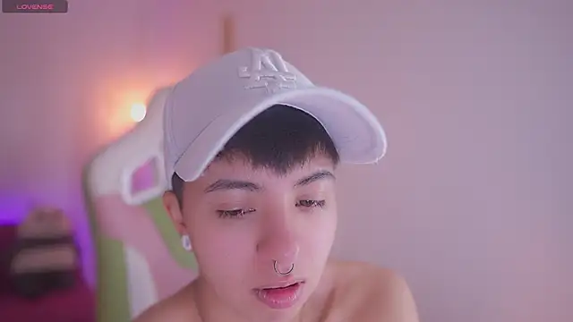 Snapshot of tommy_blue chatting on November 13, 12:31 pm tommy blue online show from November 13, 12:31 pm