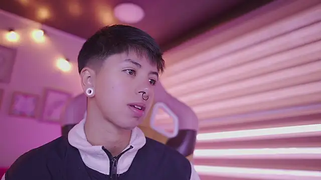 Snapshot of tommy_blue chatting on February 23, 12:50 pm tommy blue online show from February 23, 12:50 pm