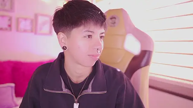 Snapshot of tommy_blue chatting on February 26, 12:27 pm tommy blue online show from February 26, 12:27 pm