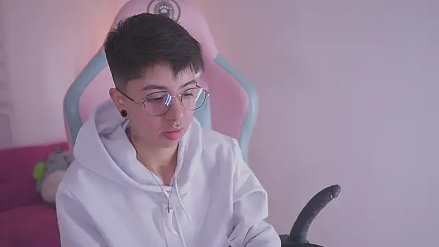 Snapshot of tommy_blue chatting on November 26, 12:27 pm tommy blue online show from November 26, 12:27 pm