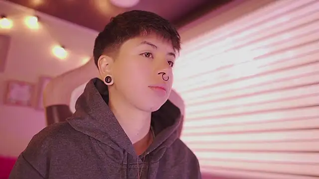 Snapshot of tommy_blue chatting on February 25, 12:49 pm tommy blue online show from February 25, 12:49 pm