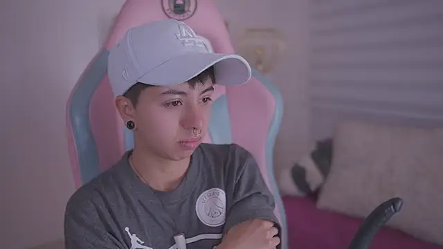 Snapshot of tommy_blue chatting on November 19, 12:38 pm tommy blue online show from November 19, 12:38 pm