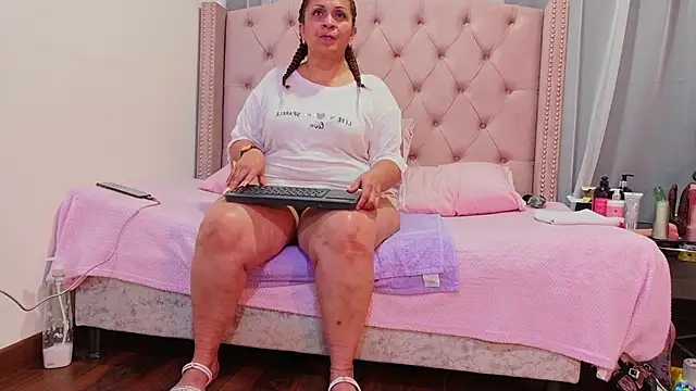Snapshot of scarlettbooty chatting on September 20, 3:00 am scarlettbooty online show from September 20, 3:00 am