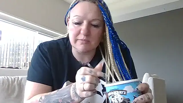Snapshot of livieblainn chatting on March 28, 6:42 pm livieblainn online show from March 28, 6:42 pm