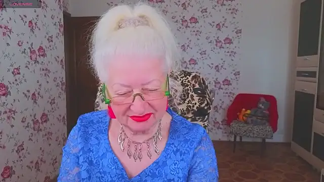 Snapshot of Maya_Mayflower chatting on June 6, 3:34 am Maya Mayflower online show from June 6, 3:34 am