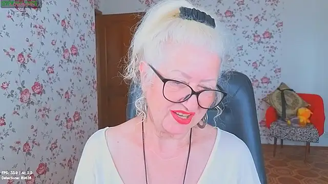 Snapshot of Maya_Mayflower chatting on July 5, 4:19 am Maya Mayflower online show from July 5, 4:19 am