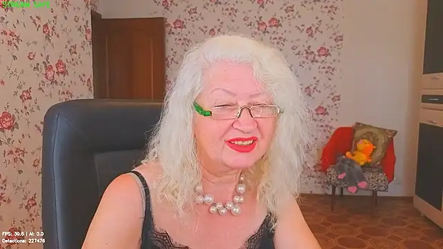Snapshot of Maya_Mayflower chatting on June 25, 5:12 am Maya Mayflower online show from June 25, 5:12 am