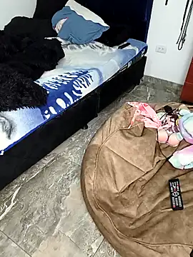 KratosAfroditacs online show from April 10, 7:43 pm