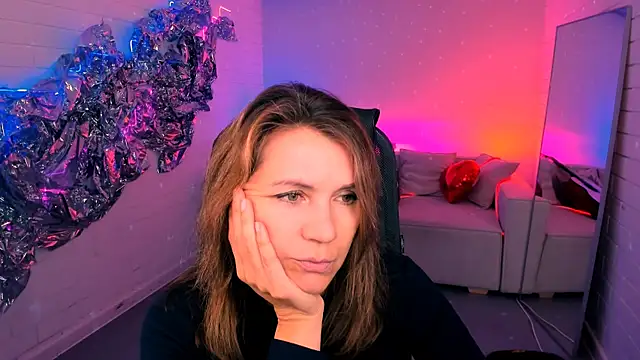 Snapshot of NicoleHitman chatting on October 13, 9:33 am NicoleHitman online show from October 13, 9:33 am