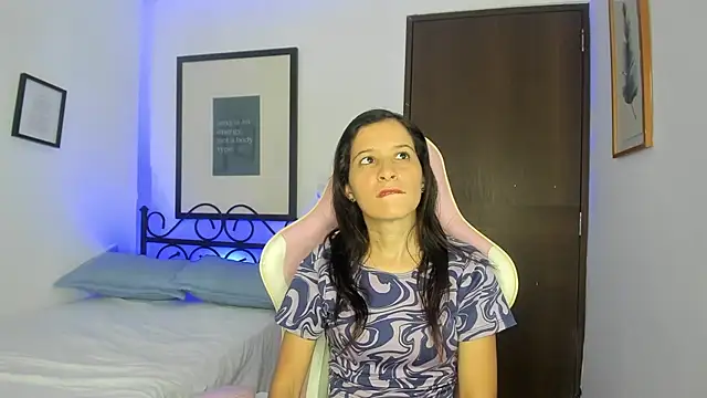 Snapshot of cowmarce chatting on March 10, 7:18 pm cowmarce online show from March 10, 7:18 pm