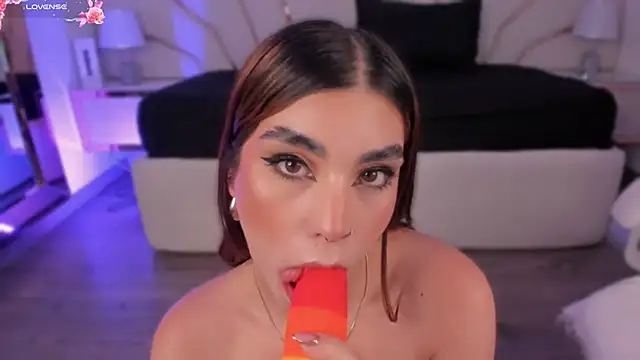 Snapshot of Violeta-Marquez chatting on March 13, 3:06 pm Violeta-Marquez online show from March 13, 3:06 pm