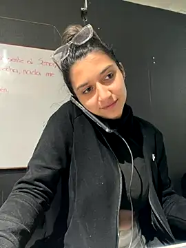 Isabella Varella online show from December 4, 12:15 pm