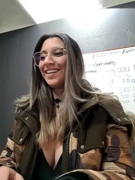 Isabella Varella online show from March 14, 3:36 pm