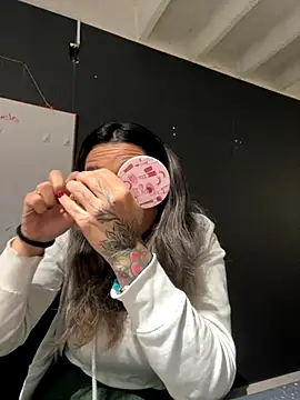 Isabella Varella online show from November 28, 1:00 pm