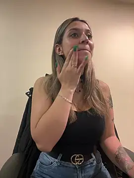 Isabella Varella online show from February 25, 1:00 pm