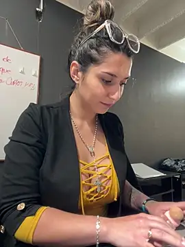 Isabella Varella online show from November 20, 1:23 pm