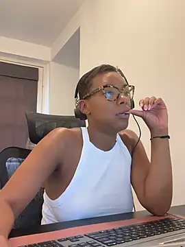 Snapshot of Melia_Rayne chatting on June 25, 10:20 am Melia Rayne online show from June 25, 10:20 am