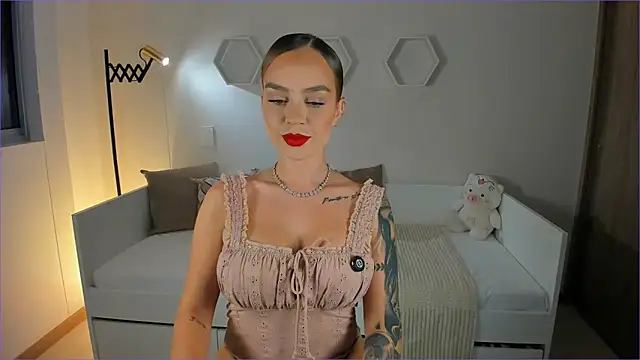 Snapshot of ValentinaMilann chatting on February 17, 11:24 pm ValentinaMilann online show from February 17, 11:24 pm