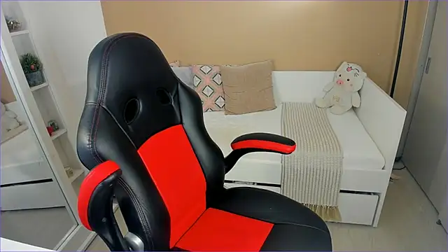 Snapshot of ValentinaMilann chatting on November 2, 9:09 pm ValentinaMilann online show from November 2, 9:09 pm