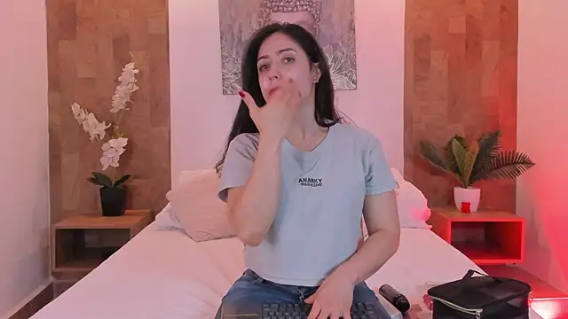 Snapshot of isabella_winkler chatting on July 6, 10:44 am isabella winkler online show from July 6, 10:44 am